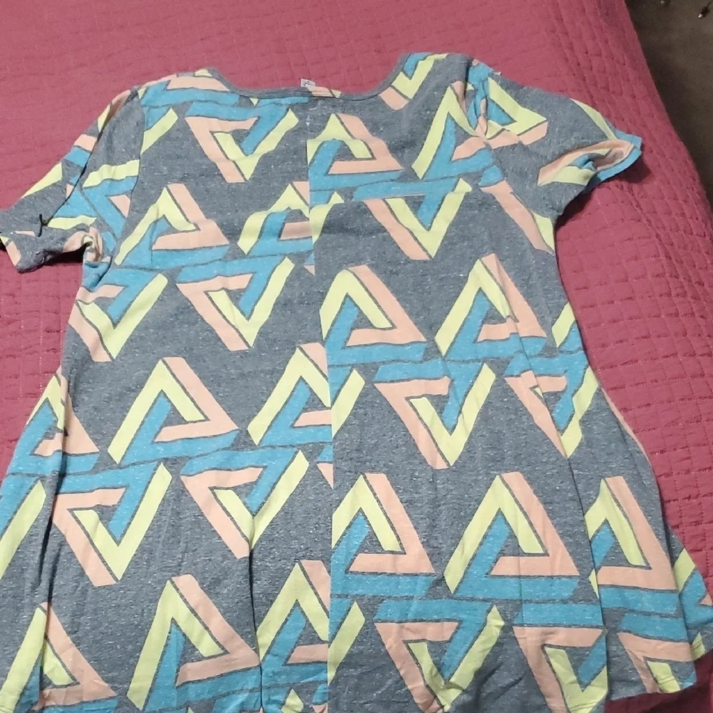 LuLaRoe Gray Tee with Pastel Geometric Pattern